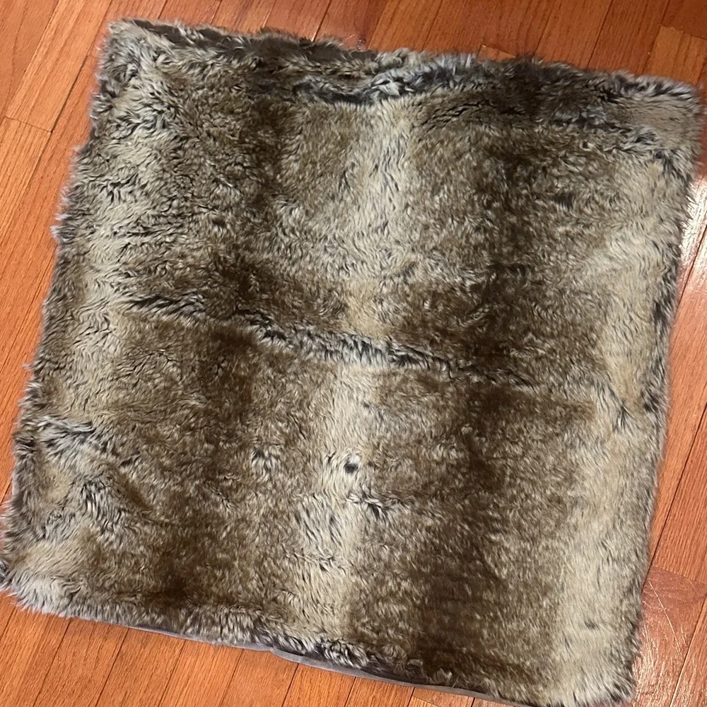 Like new Pottery barn Euro Pillow Cover Luxurious Faux Fur brown set of 3 ombré - Picture 4 of 8